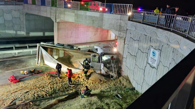 Tekirdağ’da kum yüklü tır devrildi